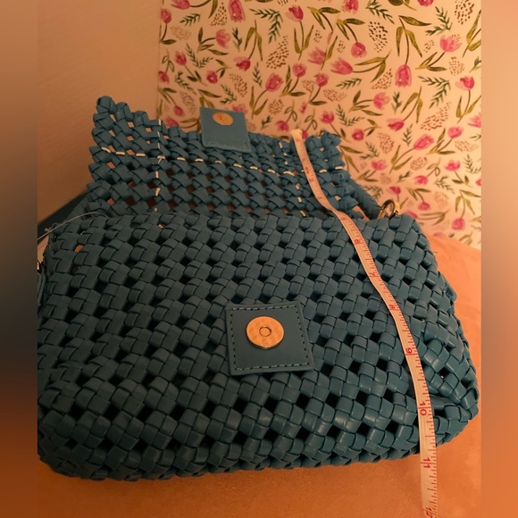 Ladies blue purse, strap & handle Magnetic closure Expressions NYC zip inside - Picture 6 of 6